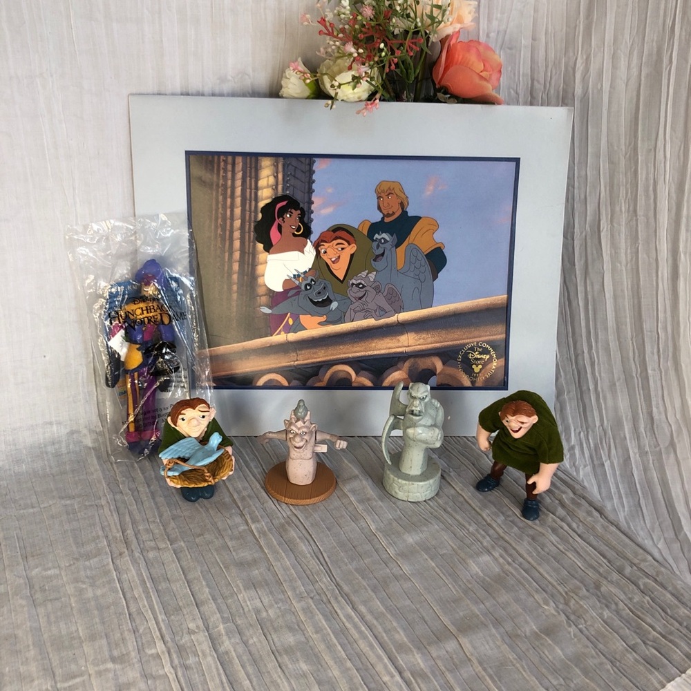 Vintage 1997 Disney HUNCHBACK OF NOTRE DAME exclusive lithograph 5 plastic toys